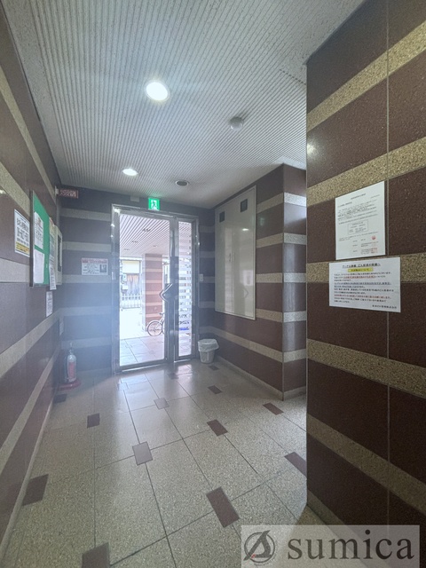 ロビー　落ち着いたエントランス。マンションを演出します。