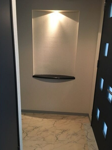 玄関　※写真は同じマンションの違う部屋のものになります。