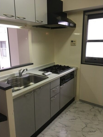 キッチン　※写真は同じマンションの違う部屋のものになります。