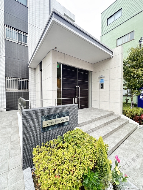 エントランス　落ち着いたエントランス。マンションを演出します。
