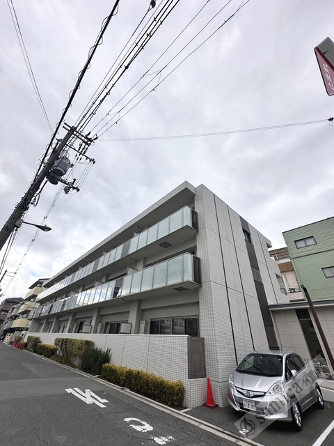建物外観　安心の鉄筋コンクリート造・便利な宅配ボックスを完備♪♪
