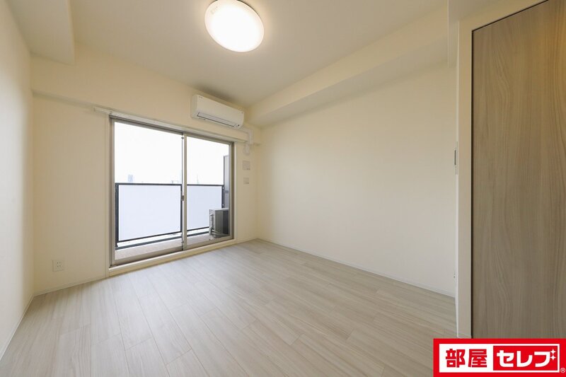 ディアレイシャス名古屋太閤通IIの居間写真