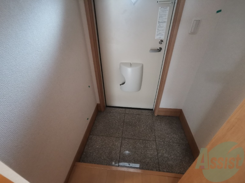 玄関　玄関です。広々としていてスムーズに出入りできそうですね。