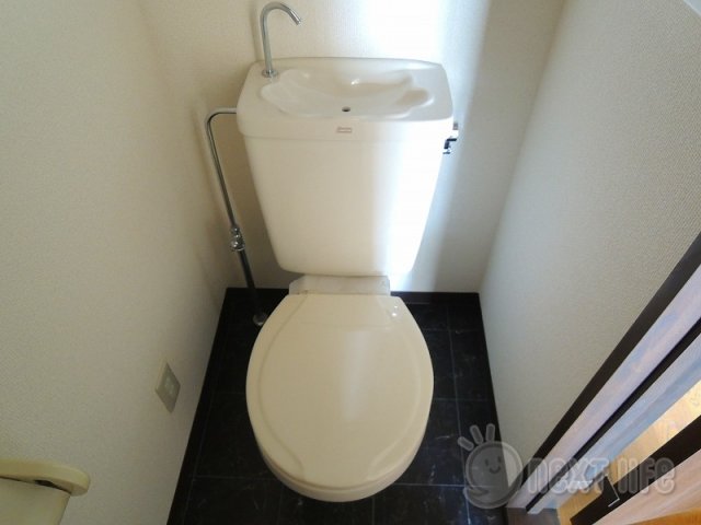 西武多摩川線 多磨駅 徒歩7分 2階建 築37年のトイレ写真