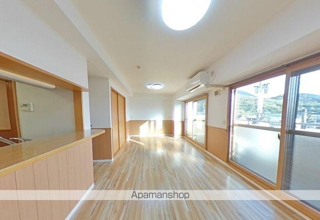 ＪＲ予讃線 端岡駅 徒歩5分 7階建 築23年の居間写真