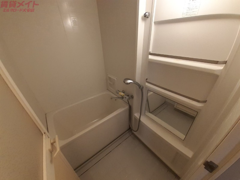 バス・シャワールーム　同建物別部屋反転タイプです。