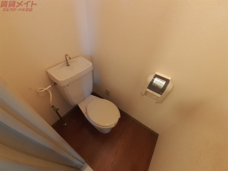 トイレ　同建物別部屋反転タイプです。
