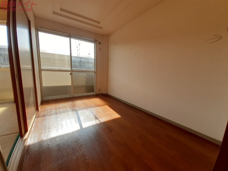 居室・リビング　同建物別部屋反転タイプです。