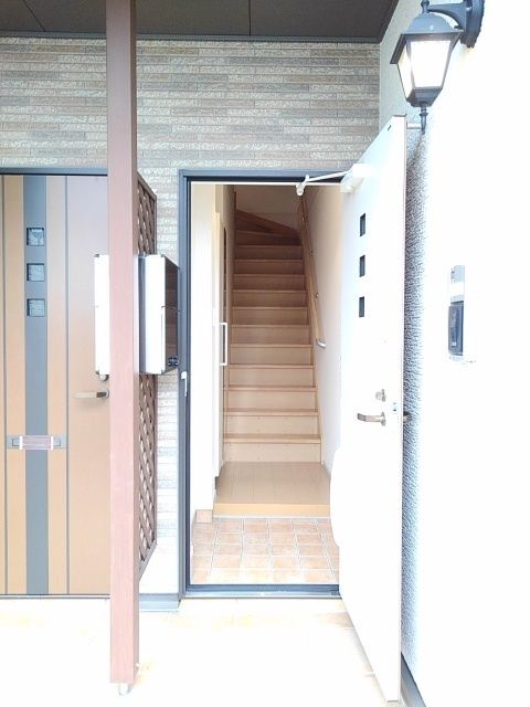 近鉄名古屋線 阿倉川駅 徒歩27分 2階建 築13年の玄関写真