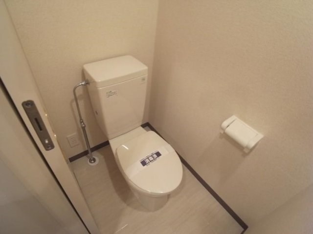 トイレ　※別タイプの参考画像になります。