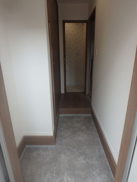 玄関　異なる号室の室内写真です
