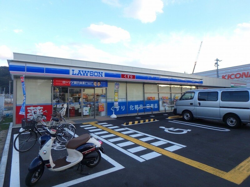 コンビニ　ローソン川西警察署前店（コンビニ）まで495m