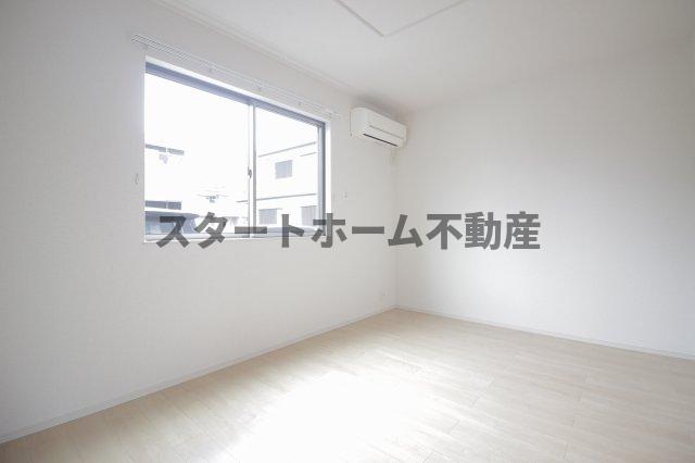 その他部屋・スペース　開放的な寝室です