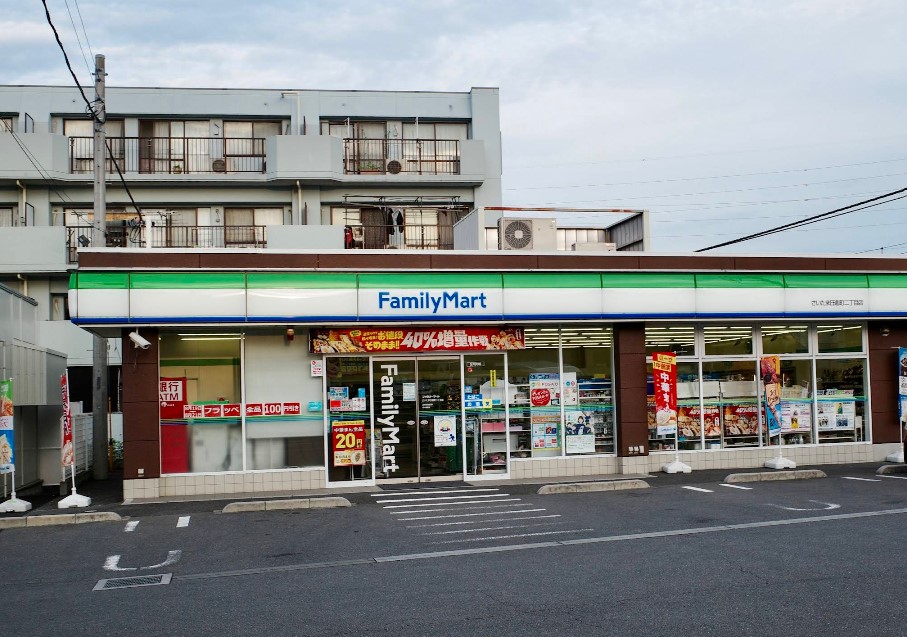 コンビニ　ファミリーマート さいたま日進町二丁目店（コンビニ）まで900m