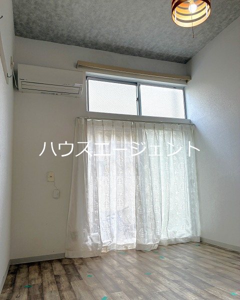 居室・リビング　ロフト付きのキレイな洋室です