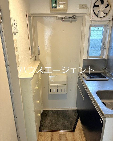 玄関　シューズボックスもあって、きれいな玄関ですね