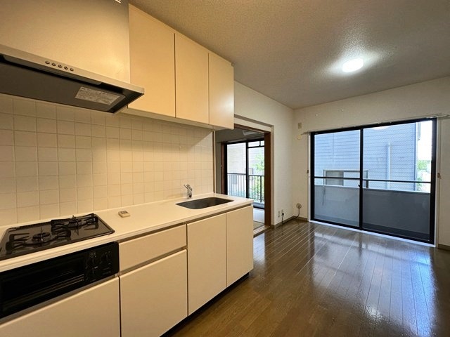 居室・リビング　南向きダイニングキッチン7.5帖☆バルコニーに繋がるお部屋で