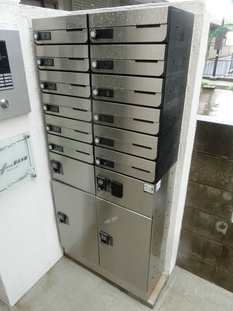 エントランス　エントランス前には便利な宅配BOXも有ります
