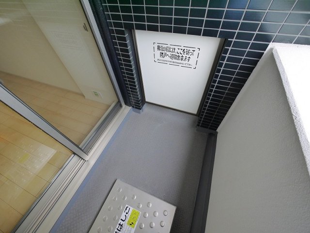 バルコニー　暖かな日差しのふりそそぐバルコニー