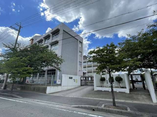 小学校　曽左小学校（小学校）まで1445m