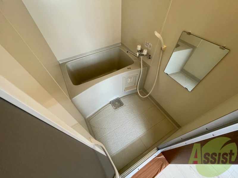 バス・シャワールーム　こちらはお風呂。一日の疲れをここで癒してください。