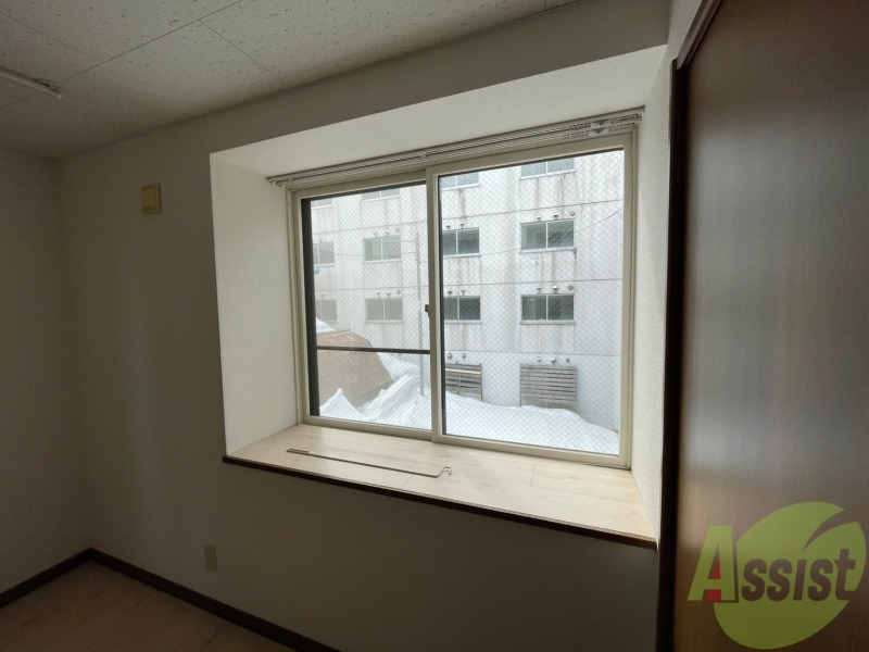 バルコニー　出窓があるのでお部屋の中が明るくなりますね！