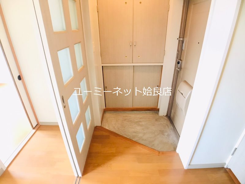 【姶良市加治木町小山田のマンションの玄関】