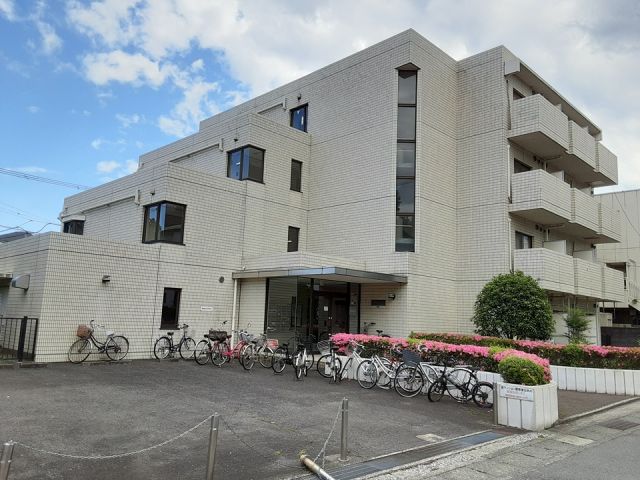 横浜市金沢区富岡東のマンションの建物外観