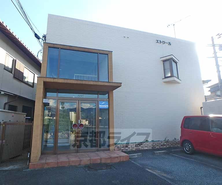 亀岡市下矢田町のマンションの建物外観