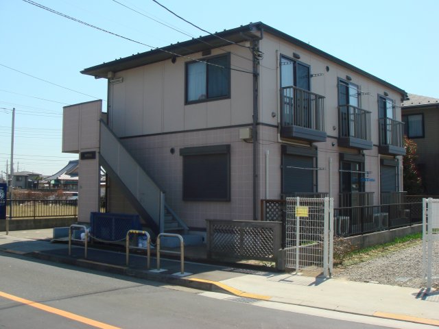 足立区伊興本町のアパートの建物外観