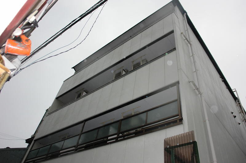 奈良市餅飯殿町のマンションの建物外観