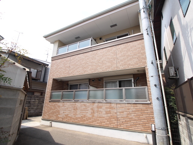 京都市北区等持院中町のアパートの建物外観