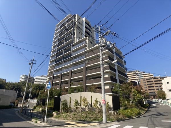 【ロジュマン千里中央ヒルズの建物外観】