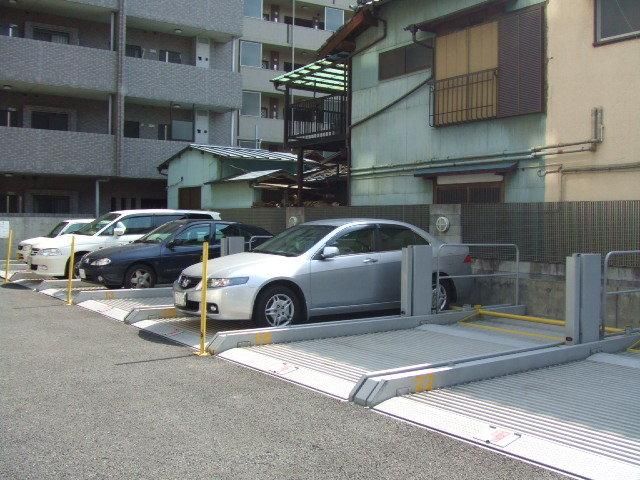 【川越市新富町のマンションの駐車場】