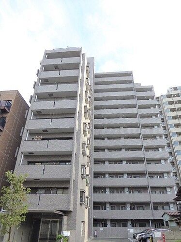 【川越市新富町のマンションの建物外観】