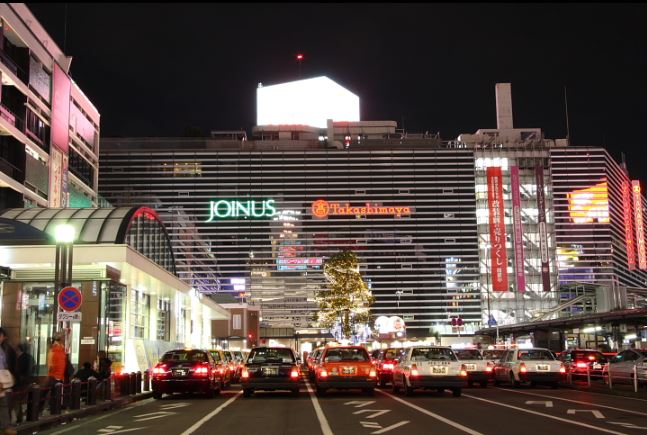 【横浜市神奈川区栄町のマンションのショッピングセンター】