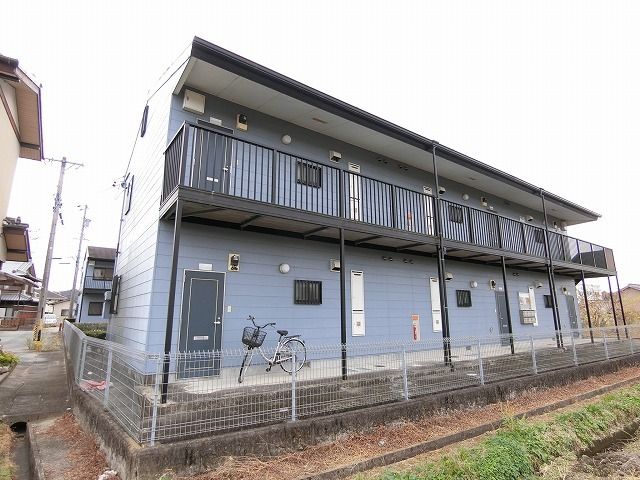 津市一志町高野のアパートの建物外観