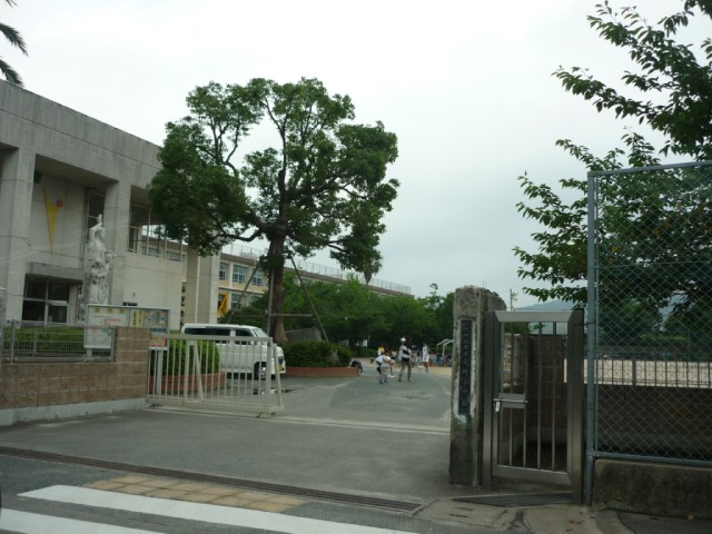 【クレアールガーデンズ春日原駅南の小学校】