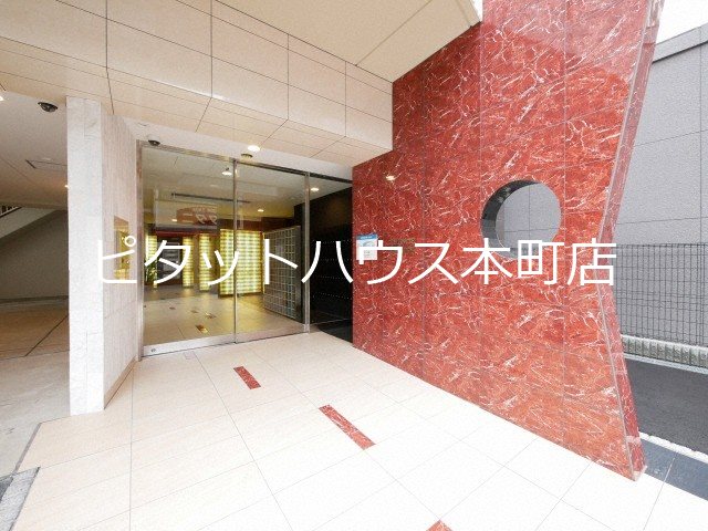 【大阪市中央区粉川町のマンションのエントランス】