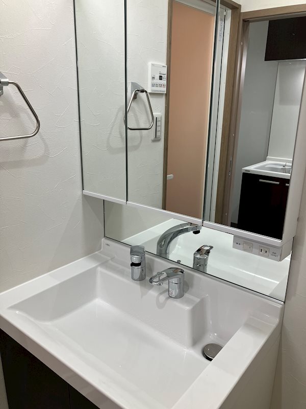 洗面設備　三面鏡洗面化粧台