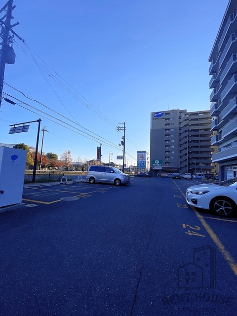 【泉佐野市日根野のマンションの駐車場】