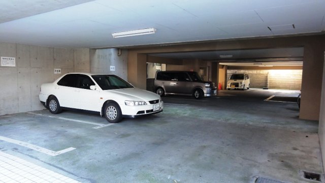 【フローラル新屋敷の駐車場】