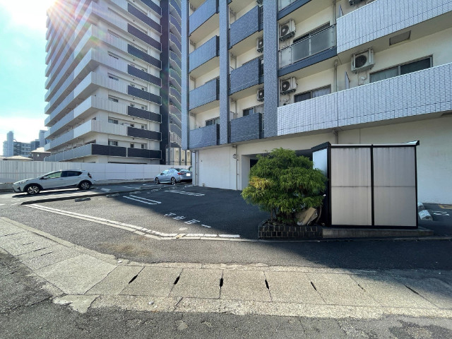 【倉敷市川西町のマンションの駐車場】