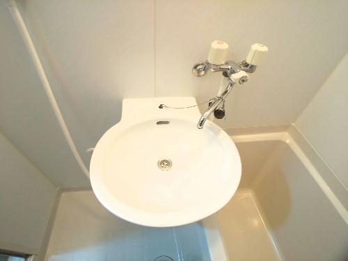 洗面設備　鏡を備え　準備のしやすい洗面台