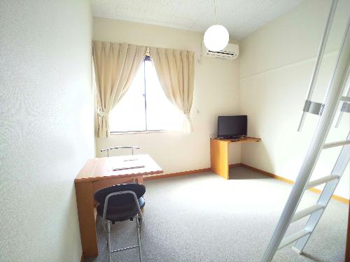 居室・リビング　ワイドな窓にて明るいお部屋