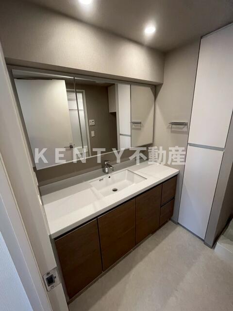 洗面設備　朝の支度にも助かる、独立の洗髪洗面化粧台