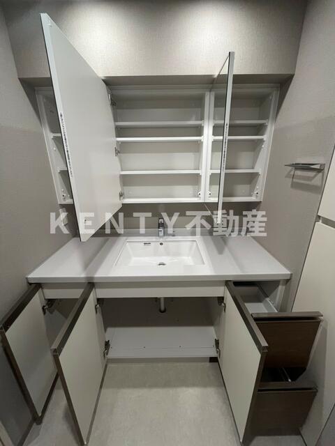 洗面設備　独立洗面台、朝の身支度には欠かせません