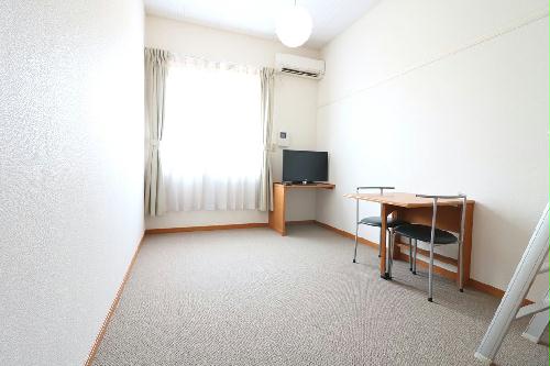 居室・リビング　１Ｆはフローリング仕様・２Ｆは絨毯仕様になります。