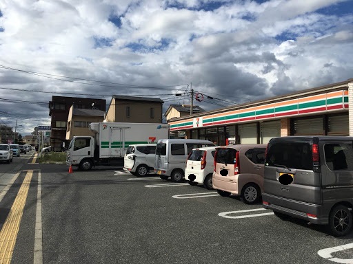コンビニ　セブンイレブン（コンビニ）まで402m