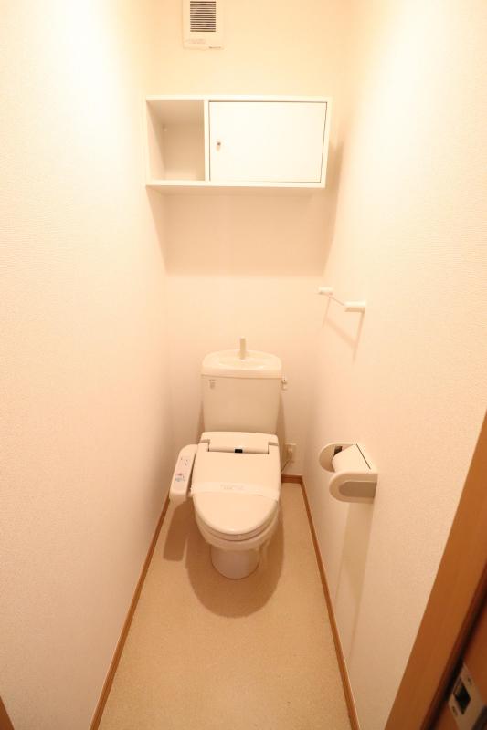 トイレ　温水洗浄便座付きトイレ　上部に収納あり
